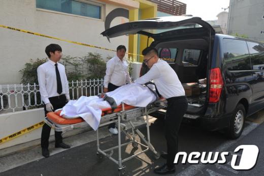 '제주 어린이집' '외도 어린이집 일가족' 21일 오전 제주시 외도1동 모 어린이집에서 어린이집 원장 일가족 4명이 숨진 채 발견된 가운데 경찰 관계자 등이 사건 현장에서 시신을 수습하고 있다. /사진=뉴스1