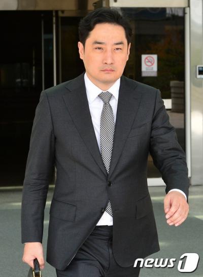 '박원순 강용석' 강용석 변호사가 21일 오후 서울 중앙지방법원에서 열린 박원순 서울시장의 아들 주신씨의 병역의혹을 제기해 기소된 의사의 재판에 변호인 자격으로 출석 후 법정을 나서고 있다. /사진=뉴스1