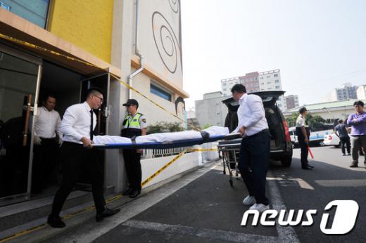 '제주 어린이집' '제주 일가족'  21일 오전 제주시 외도1동 모 어린이집에서 어린이집 원장 일가족 4명이 숨진 채 발견된 가운데 경찰 관계자 등이 사건 현장에서 시신을 수습하고 있다. /사진=뉴스1