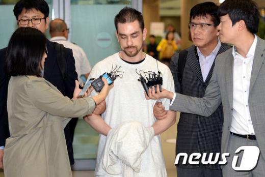 '이태원 살인사건' 이태원 살인사건의 피의자 아더 패터슨이 23일 오전 인천공항을 통해 입국하고 있다. /사진=뉴스1