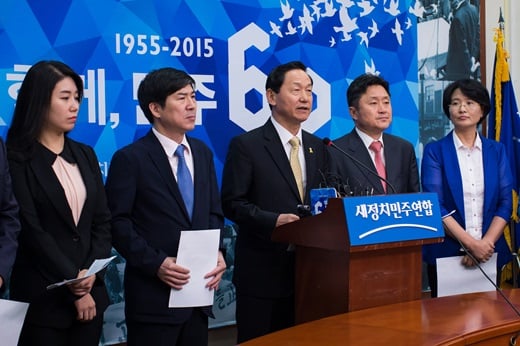 '혁신위원회' 김상곤 새정치민주연합 당권재민혁신위원장(가운데)을 비롯한 혁신위원들이 23일 서울 여의도 국회 당대표실에서 기자회견을 열고 당 인적쇄신·부패척결 방안을 담은 마지막 혁신안을 발표하고 있다. /사진=뉴스1