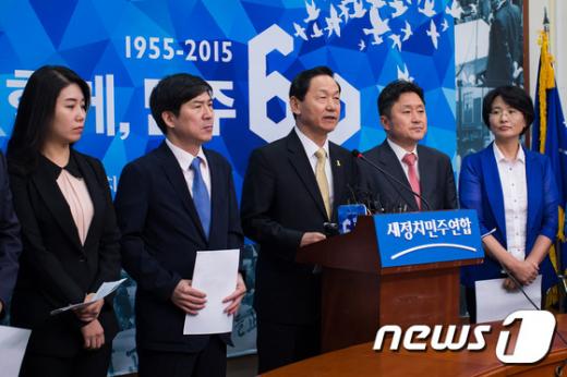 '새정치 혁신안' '문재인 안철수' 김상곤 새정치민주연합 혁신위원장(가운데)이 23일 혁신안을 발표하고 있다. /사진=뉴스1