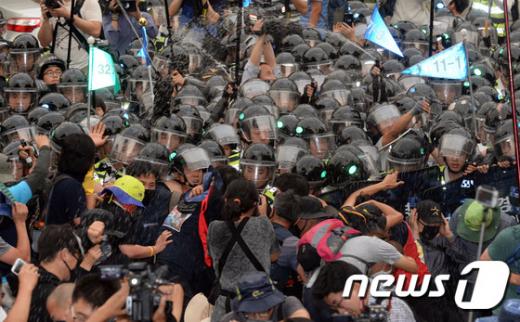 '민주노총 총파업' 23일 오후 서울 광화문 광장에서 경찰들이 민주노총 총파업집회에 참가한 조합원들에게 캡사이신 액을 쏘며 해산시키고 있다./사진=뉴스1