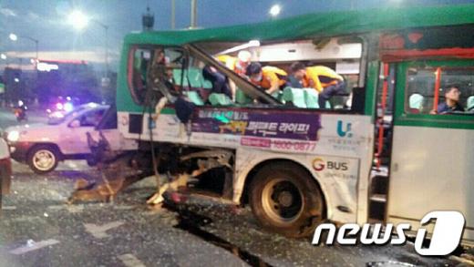 지난 23일 서울 강서구 공항동 공항중학교 삼거리에서 시내버스 2대가 충돌해 승객 2명이 숨지는 사고가 발생했다. /자료사진=뉴스1(독자 제공)