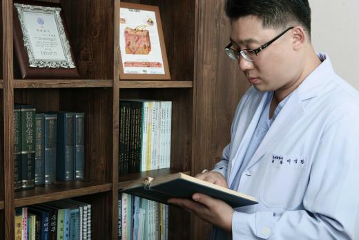 [이성환의 여성탈모병원(314)] 여자정수리탈모와 원형탈모, 스트레스성탈모와 연관있나?