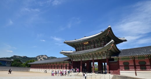 서울 경복궁을 찾은 시민들이 가을 날씨를 만끽하고 있다. /사진제공=서울 뉴스1 고성준 기자