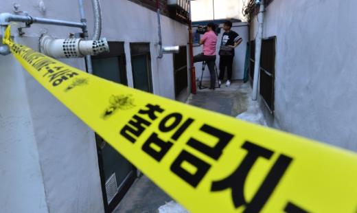 24일 살인사건이 일어난 서울 노원구의 한 가정집에 폴리스라인이 설치돼 출입이 통제되고 있다/사진=뉴스1 손형주 기자