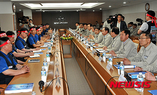 2일 오후 현대자동차 울산공장 아반떼룸에서 윤갑한 사장, 이경훈 노조지부장 등 노사 교섭대표 50여명이 참석한 가운데 '올해 임금 및 단체협약 교섭 상견례'가 진행되고 있다. 사진제공=뉴시스