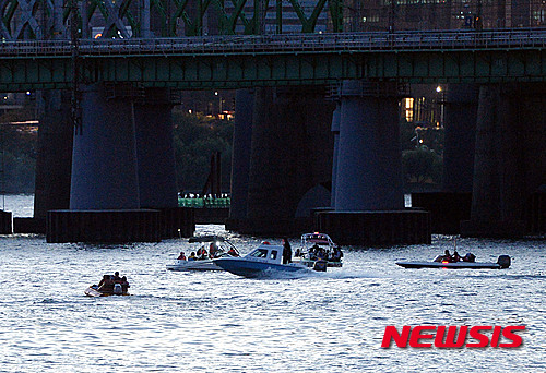 여의도 불꽃축제를 준비하던 40대 남성이 물에 빠져 실종된 3일 오후 서울 한강 원효대교 인근에서 경찰이 수색하고 있다. 사진제공=뉴시스