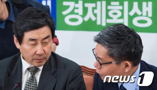이종걸 새정치민주연합 원내대표(왼쪽)가 6일 서울 여의도 국회에서 열린 국정감사 대책회의에서 최재천 정책위의장과 대화하고 있다. /자료사진=뉴스1