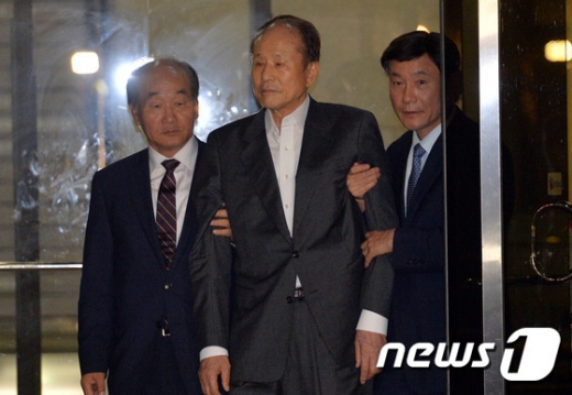'이상득' 이상득 전 새누리당 의원이 6일 오전 조사를 마치고 귀가하고 있다. /사진=뉴스1