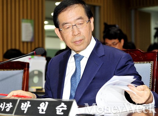 [MW사진] 서울시 국감, '자료 살피는 박원순'