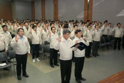 쌍용건설 임직원들이 지난 2일 안전혁신 결의대회에 참가해 무재해 달성을 위한 안전결의문을 낭독하고 있다. 사진제공=쌍용건설