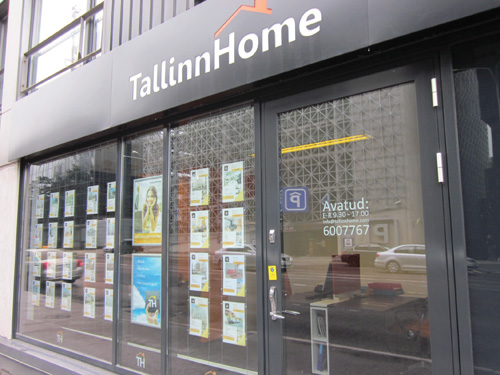 에스토니아 탈린의 한 부동산 중개업소에 아파트 매매광고가 붙어 있다.