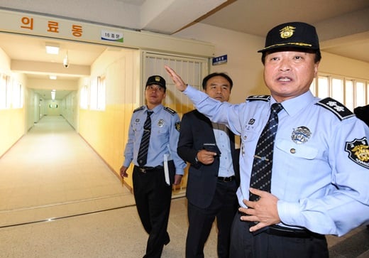 '광주교도소 이전' 7일 광주 북구 삼각동에 새로 지어진 광주교도소에서 장보익 광주교도소 소장이 교도소 내부에 있는 의료동을 설명하고 있다. /사진=뉴스1 황희규 기자