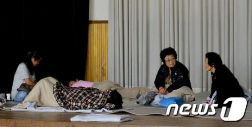 8일 새벽 경기도 용인시 처인구 능원초등학교에 마련된 대피소에서 유류보관창고 화재를 피해 모인 주민들이 휴식을 취하고 있다. /자료사진=뉴스1