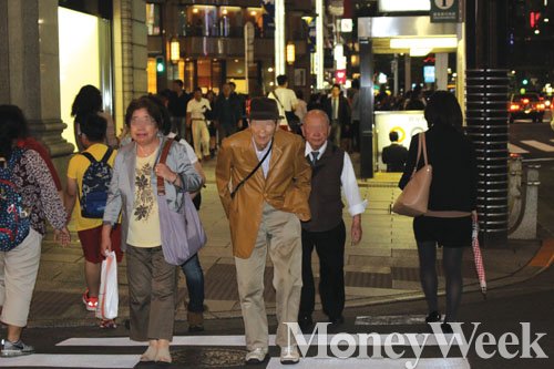 긴자 거리를 자연스레 활보하는 시니어들. /사진=한영훈 기자