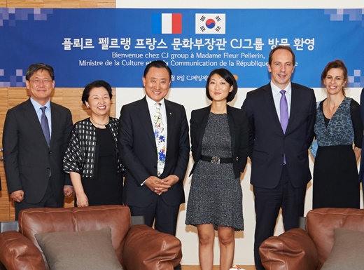 8일 오후 플뢰프 펠르랭 프랑스 문화부 장관 일행이 CJ그룹을 찾아 문화 및 식품사업 협력에 관해 논의한 후 기념촬영을 하고 있다. (왼쪽부터) CJ E&M 김성수 대표, CJ주식회사 민희경 CSV 경영실장, CJ제일제당 이해선 대표, 플뢰르 펠르랭 프랑스 문화부 장관, 파비앙 페논 주한 프랑스 대사, 아녜스 베나이에 한불 상호교류의 해 조직위원회 총감독 