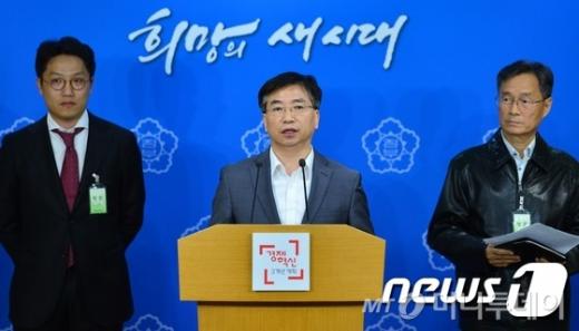 '메르스' 양병국 질병관리본부장이 12일 오후 서울 세종로 정부서울청사에서 음성 판정을 받아 메르스 환자에서 벗어났던 80번째 환자가 다시 양성 판정을 받은 것과 관련해 브리핑을 하고 있다. /사진=뉴스1