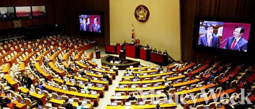 [MW사진] 황교안, '일본 자위대 입국허용' 발언에 진땀 뻘뻘