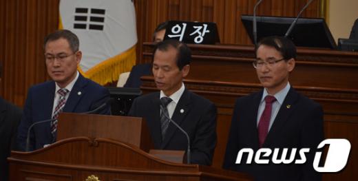 '최문순 강원도지사' 최문순 강원도지사가 16일 오전 강원도 의회에서 실신한 데 대해 공식 사과하고 있다. /사진=뉴스1