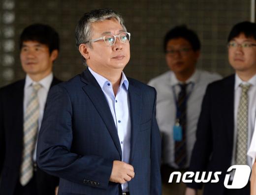 '박관천 뇌물수수' '청와대 문건 유출' 사건으로 재판에 넘겨진 조응천 전 청와대 공직기강비서관이 15일 오후 서울 서초동 서울중앙지법에서 열리는 1심 선고공판에 출석하며 옷을 고쳐 입고 있다. /사진=뉴스1 임세영 기자