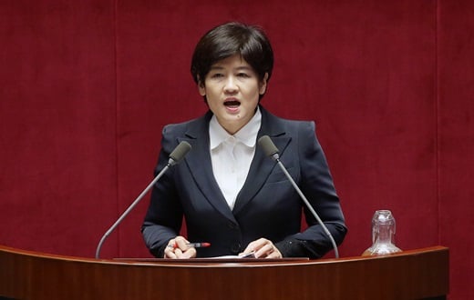 '국정 교과서' 새누리당 강은희 의원이 16일 서울 여의도 국회에서 열린 교육·사회·문화분야 대정부질문에서 모두발언을 하고 있다. /사진=뉴스1 오대일 기자