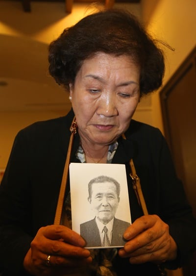 '이산가족 상봉행사' 제20차 이산가족상봉 행사를 하루 앞둔 19일 강원 속초시 한화리조트에 도착한 남측방문단 가족 중 김용분 할머니가 금강산에서 만날 북에 있는 오빠 김용득씨의  사진을 들어보이고 있다. /사진=뉴스1