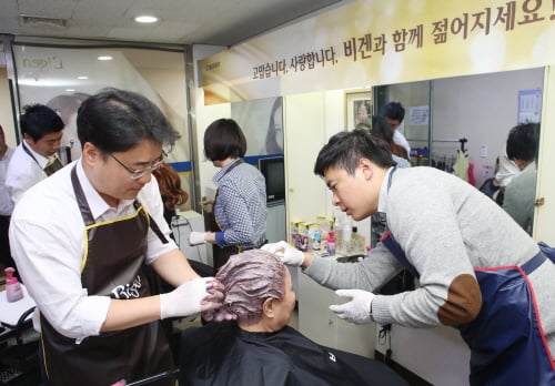 동아제약, 어르신 무료 염색 '비겐어게인 캠페인'
