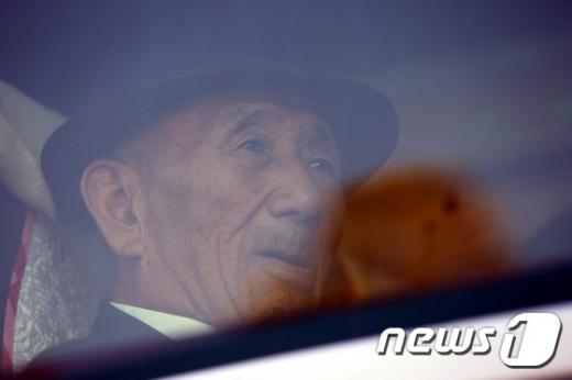 제20차 이산가족상봉행사 1회차 첫날인 20일 오전 강원도 속초시 한화리조트에서 남쪽 가족들이 방문준비를 마치고 차량에 탑승해 출발을 기다리고 있다. /사진=뉴스1(사진공동취재단)