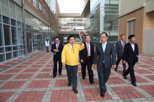 구충곤 화순군수와 전남대 의과대학 관계자들이 화순 전남대병우너 인근에 건립된 의생명과학융합센터를 둘러보고 있다.