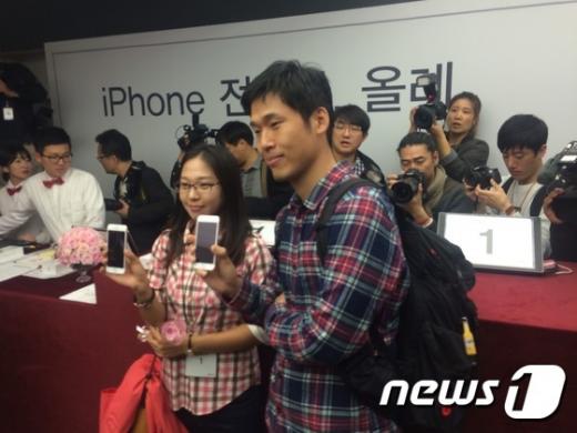 23일 오전 KT 광화문 올레스퀘어에서 열린 아이폰6s, 아이폰6s 플러스 출시 행사에서 '1호 개통자'가 된 김종필(33), 배은희(여·30)씨 부부. 이들은 지난 21일 오후 6시부터 올레스퀘어 정문에서 줄을 서서 대기했다고 밝혔다. /자료사진=뉴스1