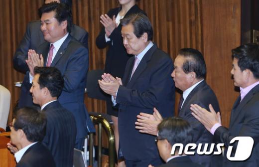 내년도 예산안 시정연설을 위해 27일 오전 국회를 찾은 박근혜 대통령이 본회의장에 입장하자, 김무성 새누리당대표와 원유철 원내대표, 서청원 최고위원이 기립박수를 치고 있다. /사진=뉴스1