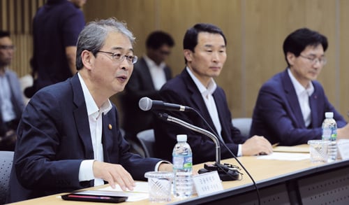 임종룡 금융위원장이 '보험산업 규제현황 및 개혁방안 간담회'에서 보험 가격 규제와 상품분야를 논의했다. /사진=뉴스1 민경석 기자
