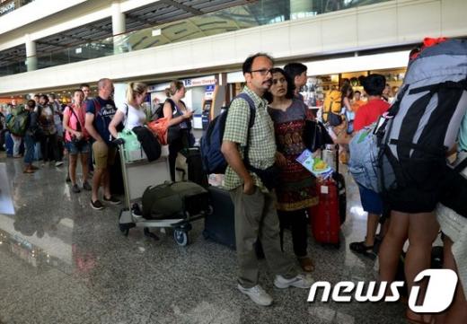 '발리 화산' 지난 8월 인도네시아 라웅 화산의 화산재 분출로 응우라이 공항에 발이 묶인 발리 관광객들. /사진=뉴스1(AFP)