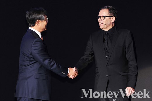 ▲악수 나누는 현대차 양웅철 부회장, 피터 슈라이어 사장