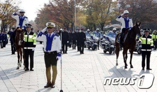 인천지방경찰청이 지난 3일 오후 인천 남구 남동구 종합문화예술회관 야외광장에서 '기마경찰대 발대식'을 가졌다.(사진은 기사 내용과 무관) /자료사진=뉴스1