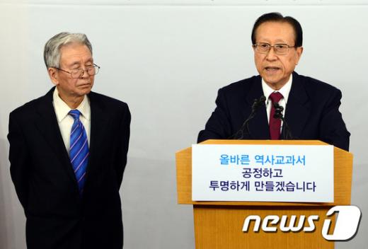 '신형식 최몽룡' 김정배 국사편찬위원장이 4일 정부서울청사에서 역사교과서 집필 기준과 집필진 구성안 등에 대해 발표하고 있다. 왼쪽은 신형식 이화여대 명예교수. /사진=뉴스1