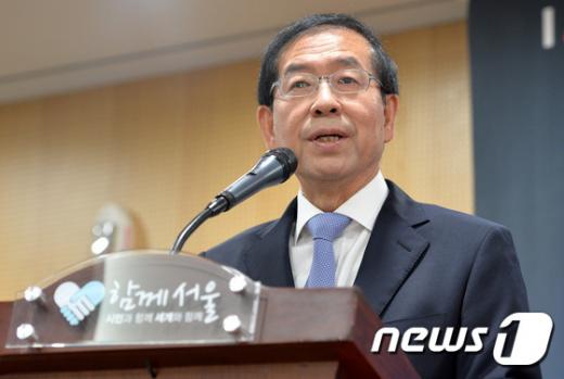 박원순 서울시장이 지난달 29일 서울시청 영상회의실에서 열린 니콜라스 베르그루엔 명예서울시민증 수여식에서 인사말을 하고 있다. /자료사진=뉴스1