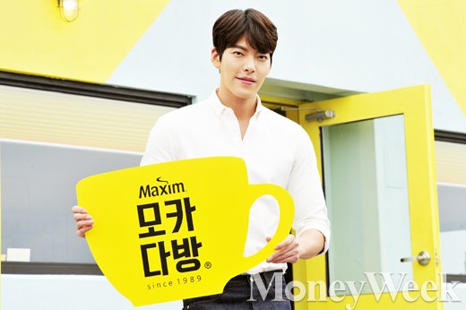 [MW사진] 모카다방 일일 점장 김우빈의 부드러운 카리스마