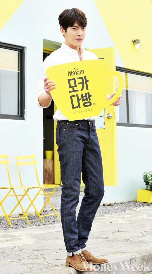 [MW사진] 모카다방 일일 점장 김우빈, 남다른 기럭지