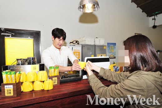 [MW사진] 김우빈이 타 주는 커피맛은 어떨까?