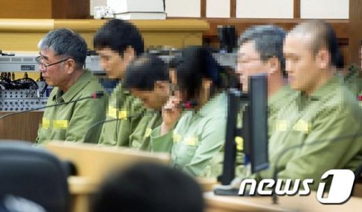 ‘세월호 이준석 선장’ 세월호 승무원에 대한 항소심 선고공판이 열린 지난 4월 광주고등법원 법정에 이준석 선장을 비롯한 승무원 15명이 배석해 있다. /자료사진=뉴스1