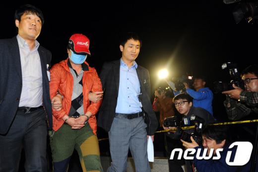 ‘조희팔’ ‘유사수신’ 지난 10월 4조원 다단계 사기사건을 벌인 조희팔의 전산담당 배상혁(44)이 도주 7년만에 구미에서 검거돼 대구 경찰청으로 압송되고 있다. /자료사진=뉴스1