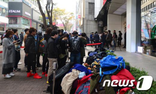 5일 오전 서울 중구 H&M 명동 눈스퀘어점에서 열린 '발망 X H&M 컬렉션' 발매 행사에서 고객들이 입장을 기다리고 있다. /사진=뉴스1