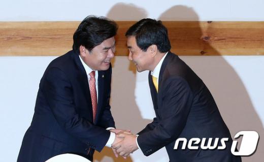 새누리당 원유철 원내대표와 새정치민주연합 이종걸 원내대표. /자료사진=뉴스1 DB