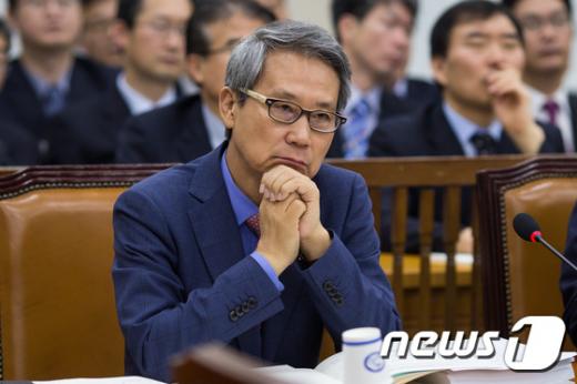 ‘경찰 인사혁신처’ 이근면 인사혁신처장이 지난달 23일 서울 여의도 국회에서 열린 안전행정위원회 전체회의에 출석해 의원들의 발언을 경청하고 있다. /자료사진=뉴스1