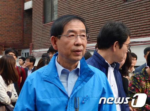박원순 서울시장이 지난달 22일 서울 성동구 붉은벽돌 밀집지역 현장을 방문해 수제화거리 일대를 시찰하고 있다. /자료사진=뉴스1