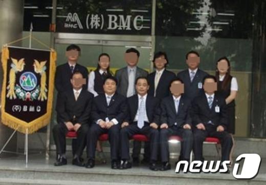 2004년 조희팔이 측근들과 다단계 사업체를 막 설립해 찍은 기념사진. 조희팔(앞줄 한가운데) 왼쪽에 강태용이 나란히 앉아 있다. /사진=뉴스1