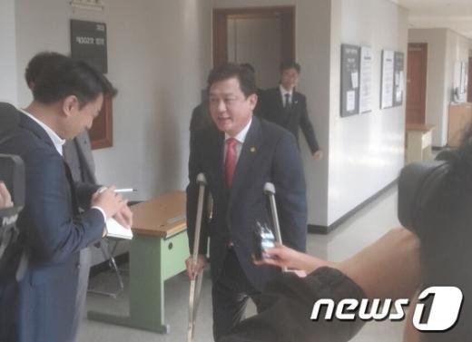 ‘김병우 교육감’ 김병우 충북도교육감이 대전고등법원에서 파기환송심 결심공판을 마친 뒤 취재진과 인터뷰를 하고 있다. /사진=뉴스1